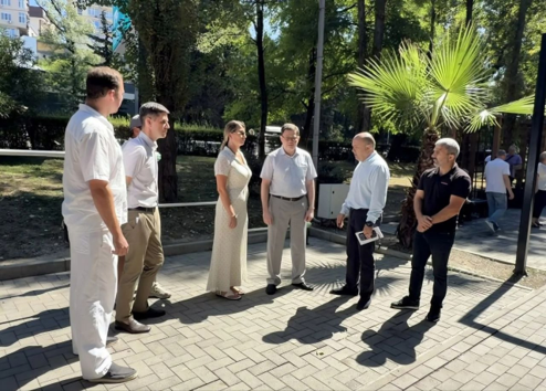 Депутат Кривоносов осмотрел объекты благоустройства в Адлерском районе и встретился с партийным активом